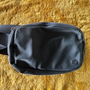 Lululemon 
Everywhere Belt Bag 1L
Grey Sage
Size: ONE SIZE